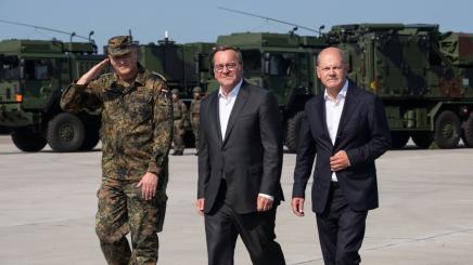 Besuch des Bundeskanzlers Olaf Scholz mit Verteidigungsminister Boris Pistorius bei der Flugabwehrraketengruppe in Todendorf