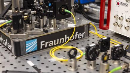 Quanten-Projekt bei Fraunhofer - Optische Geräte auf einem Labortisch