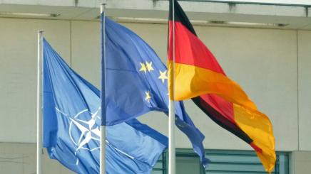 laggen der NATO, der EU und der Bundesrepublik Deutschland vor dem Kanzleramt