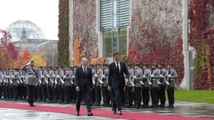 Bundeskanzler Olaf Scholz empfängt NATO-Generalsekretär Mark Rutte mit militärischen Ehren im Bundeskanzleramt Berlin