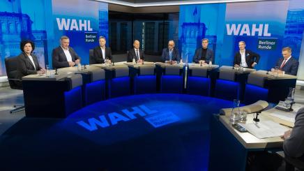 Berliner Runde. Amira Mohamed Ali, Vorsitzende der Partei Buendnis Sahra Wagenknecht, Jan van Aken, Parteivorsitzender von DIE LINKE, Robert Habeck, Co-Vorsitzender von Buendnis 90 Die Gruenen, Olaf Scholz (SPD), Bundeskanzler, Friedrich Merz, CDU-Parteivorsitzender und Kanzlerkandidat, Markus Soeder, Ministerpraesident von Bayern, Alice Weidel, Bundesvorsitzende der AfD (Alternative fuer Deutschland), Christian Lindner, Bundesvorsitzender der FDP