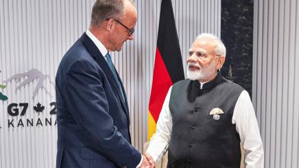 G7-Gipfel 2025: Bilaterales Treffen zwischen dem deutschen Bundeskanzler Friedrich Merz (CDU) und dem Premierminister von Indien Narendra Modi